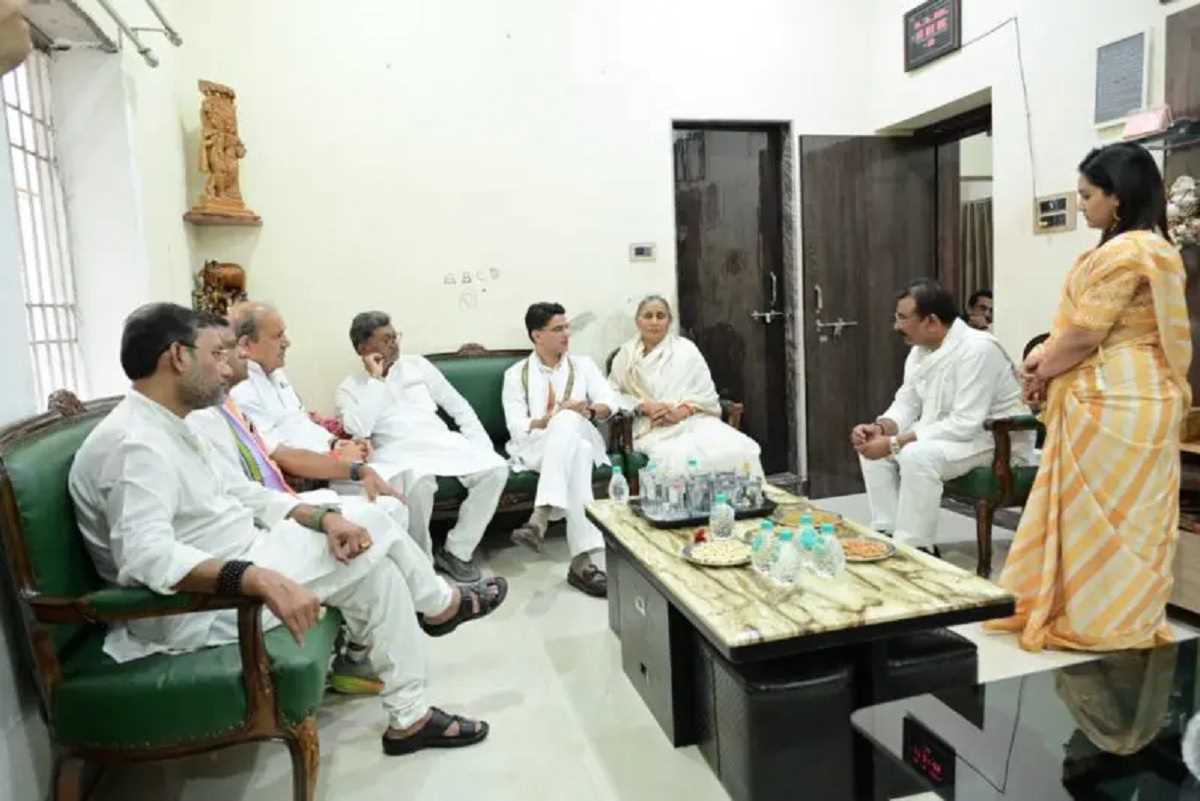 सचिन पायलट ने विधायक देवेंद्र यादव के परिवार से की मुलाकात, कहा - सत्य परेशान हो सकता है, पराज‍ित नहीं